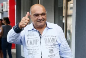 RADE VASIĆ SAHRANJEN U TAJNOSTI Rada jecala iz sveg glasa, kćerke je pridržavale pored groba