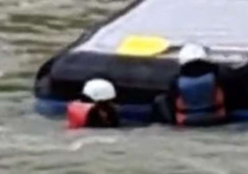 (VIDEO) "Svi smo na broju" Banjalučki rafteri zabavu pronašli u NABUJALOM VRBASU koji im je u jednom trenutku prevrnuo čamac
