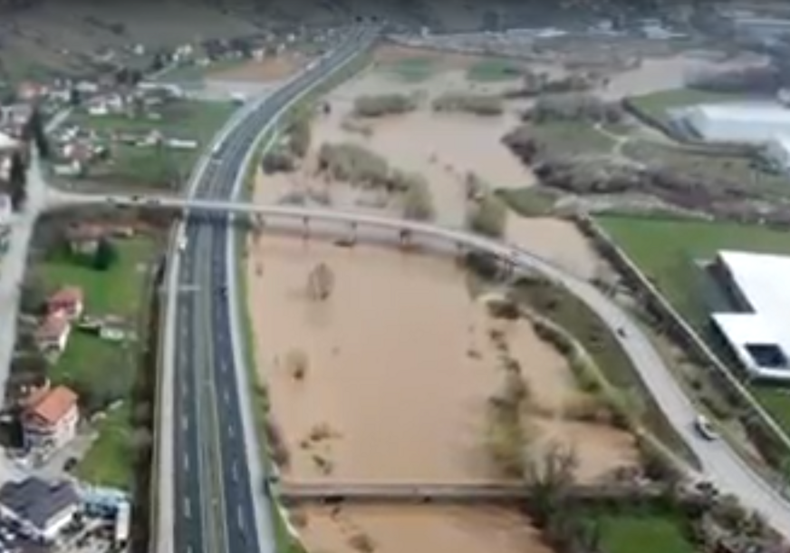 (FOTO) Nisu ugrožena domaćinstva: Na području ovog sarajevskog naselja Bosna potopila njive, voda došla i do auto-puta