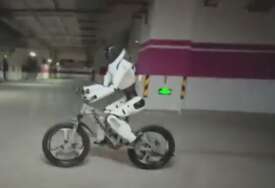 (VIDEO) IDENTIFIKUJE ČAK I EMOTIVNA STANJA Predstavljen robot koji vozi bicikl, trči i obavlja razne druge zadatke