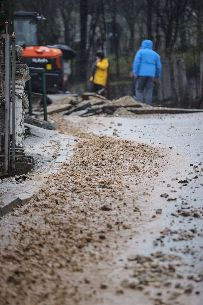 Kiša koja neprekidno pada od sinoć izazvala je ozbiljne probleme u pojedinim dijelovima Sarajeva. U naselju Širokača došlo je do izlijevanja vode na saobraćajnice i oštećenja putne infrastrukture. 
