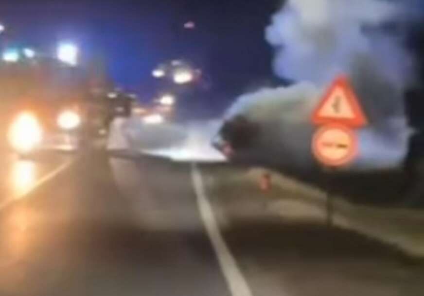 PRVI SNIMAK UŽASA Auto nestao u plamenu, 2 osobe ŽIVE IZGORJELE u automobilu nakon sudara