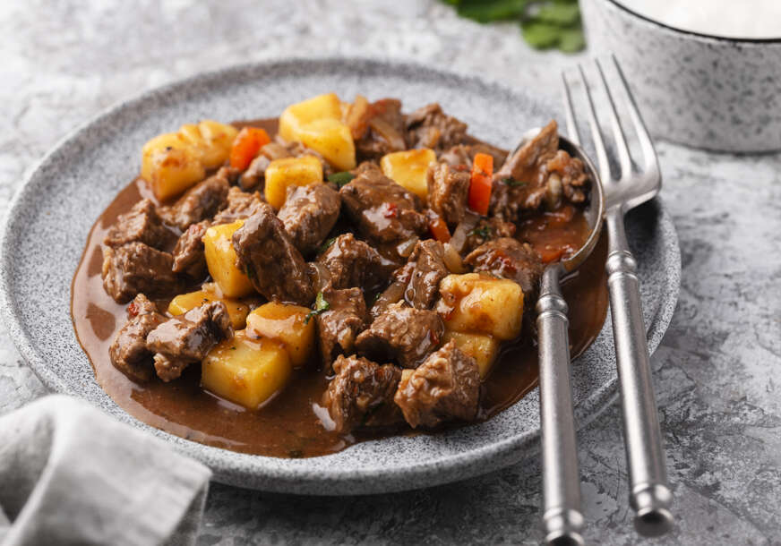 UKUS JE NEPREVAZIĐEN Idealan recept za svinjski gulaš sa pečurkama