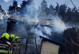 (FOTO) Pune ruke posla za vatrogasce: Gorjela štala u Banjaluci, intervenisalo se čak 8 puta