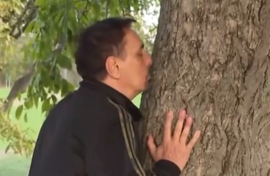 "Dobro da me nisu smjestili u ludnicu" Keba konačno otkrio zbog čega GRLI DRVO