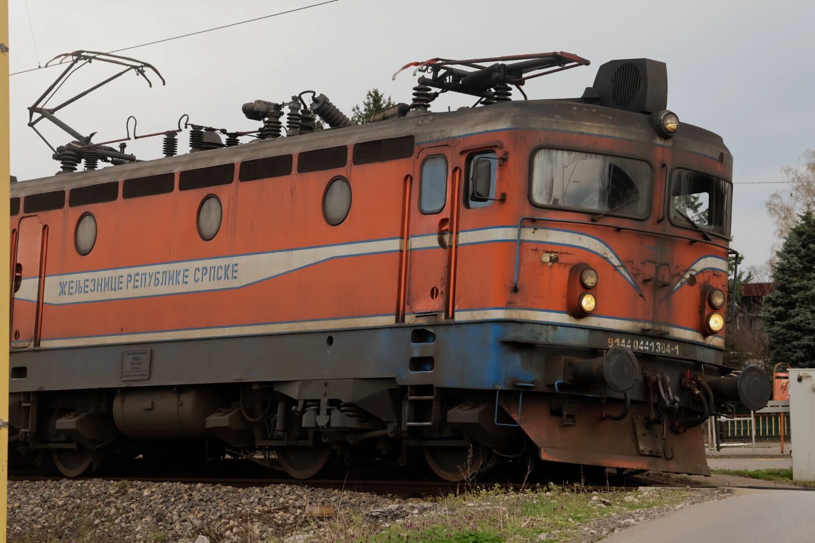(FOTO) ODRON NA PRUZI ZAUSTAVIO VOZ Nema povrijeđenih putnika, radnici „Željeznica RS“ na terenu