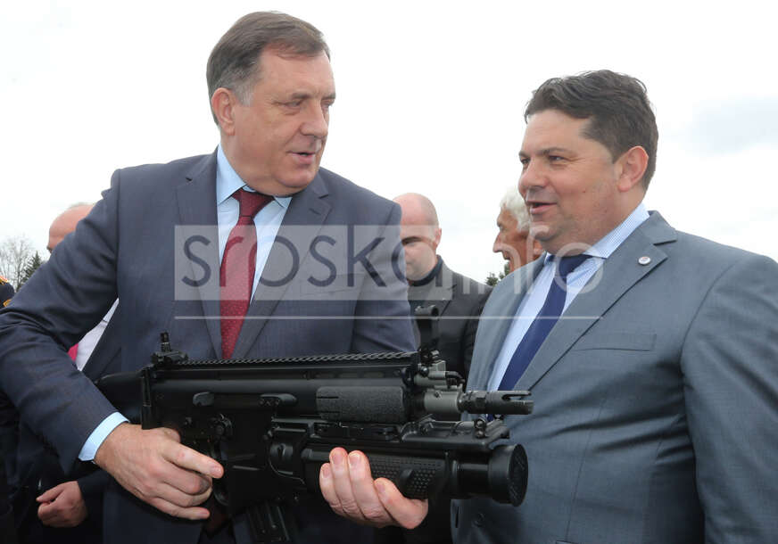 milorad dodik sa puškom  i nenad stevandić