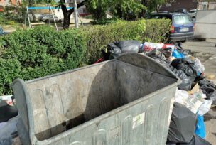 Kontejneri skoro prazni, a oko njih smeće