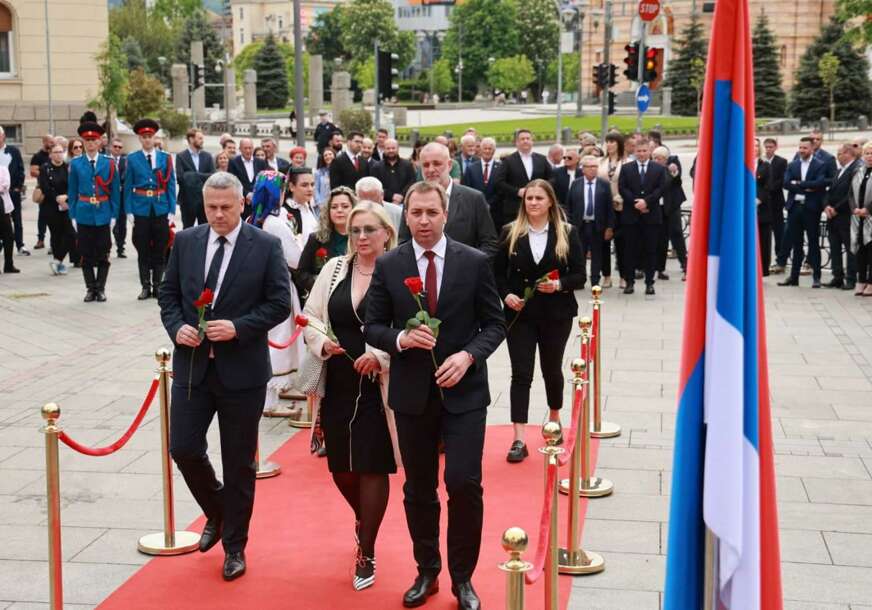 (FOTO) Dan grada Banjaluka: Delegacija SPS položila cvijeće na Spomenik palim borcima Drugog svjetskog rata