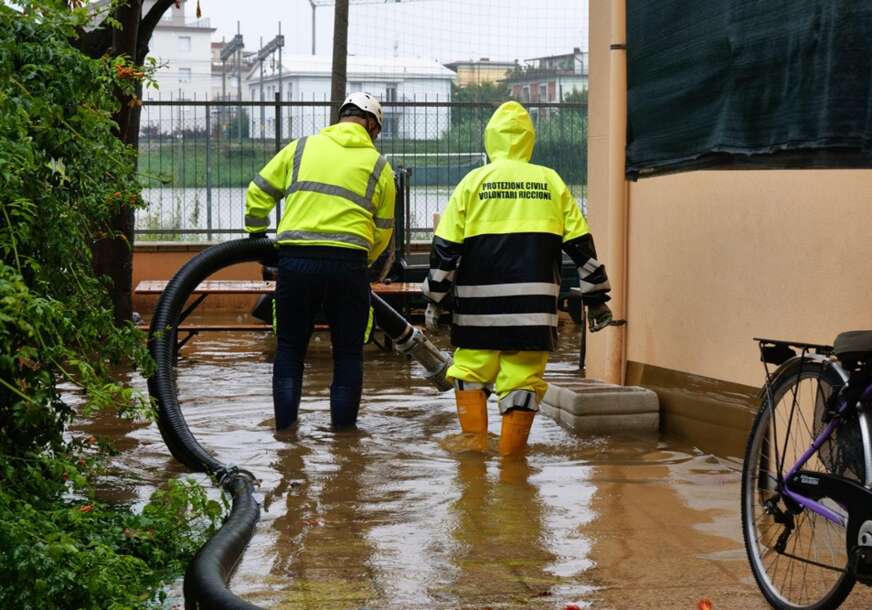 (VIDEO) Katastrofalne poplave u Italiji: Bujice nose sve pred sobom, naselja pod vodom