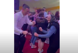 (VIDEO) "Više života u njoj nego u pola omladine danas" Duh mladosti ne zna za godine, starica iz sela kod Prnjavora zaplesala i ODUŠEVILA SVE