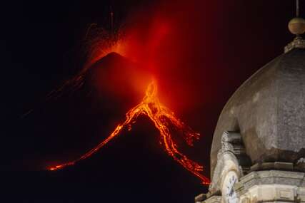 (FOTO) KULJAJU LAVA I PEPEO Vulkan Etna ponovo eruptirao, izdato i crveno upozorenje