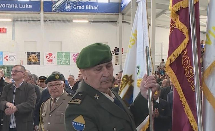 (VIDEO) "Neka bude sram neznanja onoga ko je ovo priredio" Dan osnivanja Armije RBiH obilježen intoniranjem srpske koračnice 