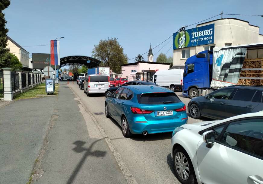 Gužva na graničnom prelazu Gradiška