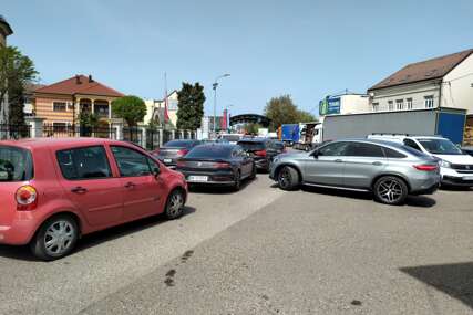 GUŽVE NA IZLAZU IZ BiH Frekvencija vozila pojačana na graničnim prelazima Gradiška i Donja Gradina