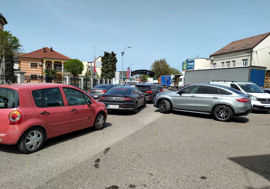 Gužva na graničnom prelazu Gradiška