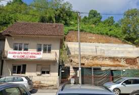 (VIDEO, FOTO) Agonija 2 komšinice u Zvorniku: Investitor im srušio stepenice i blokirao ulaz u kuću i dvorište