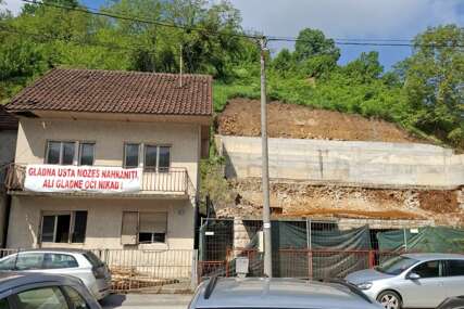(VIDEO, FOTO) Agonija 2 komšinice u Zvorniku: Investitor im srušio stepenice i blokirao ulaz u kuću i dvorište