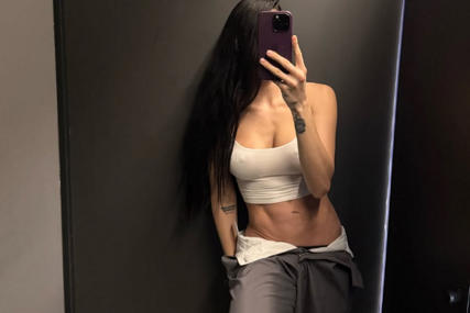 (FOTO) Žena fudbalera pokazala tijelo u kupaćem kostimu: Nakon 3 porođaja izgleda savršeno, vide se i trbušnjaci