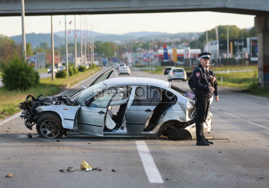 (VIDEO,FOTO) IMA POVRIJEĐENIH Prve fotografije žestokog sudara kod Prijedorske petlje u Banjaluci, automobil smrskan