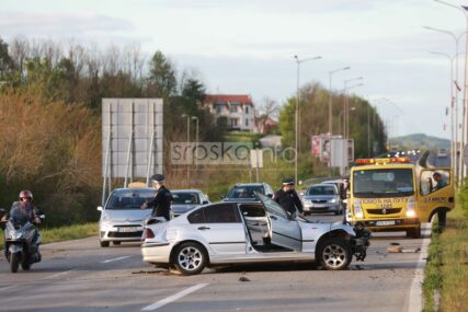 (VIDEO, FOTO) Jedna osoba prevezena u UKC RS: Detalji žestokog sudara kod Prijedorske petlje u Banjaluci