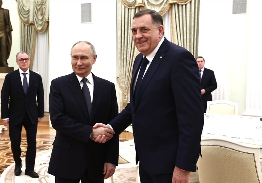 Vladimir Putin i Milorad Dodik se rukuju