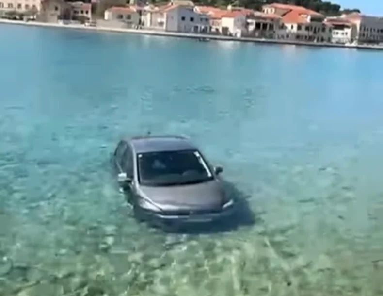 (VIDEO) "Svi hoće da parkiraju blizu plaže, a ovaj je pobijedio" Automobil UPAO U MORE, društvene mreže IZGORJELE OD HIT KOMENTARA