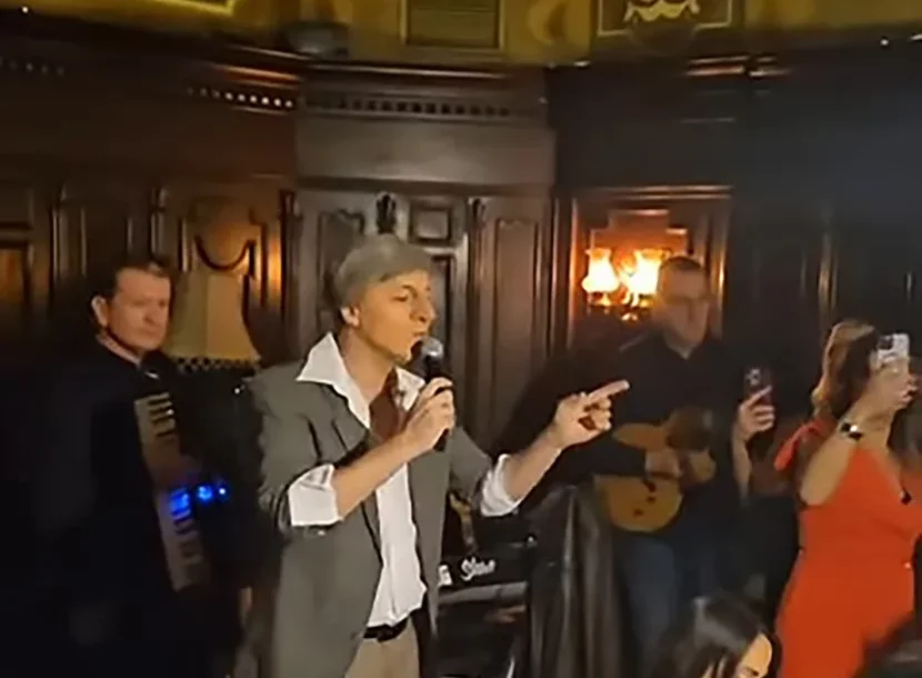 (FOTO) Publika u transu: Bane Mojićević se PRERUŠIO U TOMU ZDRAVKOVIĆA, pa probudio emocije svih prisutnih na nastupu u poznatoj kafani