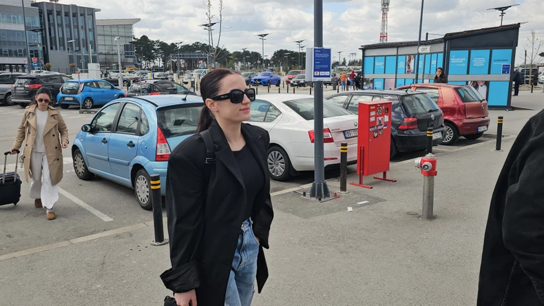 (VIDEO) SVE PRŠTI OD LUKSUZA Pjevačica na modni detalj pukla skoro 2.000 EVRA