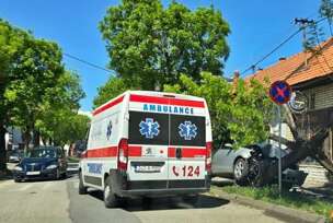 Automobil je udario u drvo