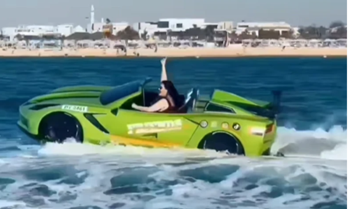 VOZI AUTO NA VODI U DUBAIJU Dragana Mirković pokazala svoj avanturistički duh, uživa sa ovom koleginicom
