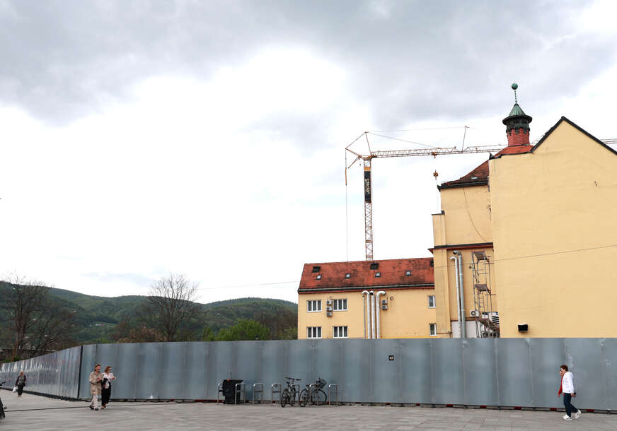 ZAŠTITNA OGRADA NA GRADILIŠTU HOTELA PALAS 