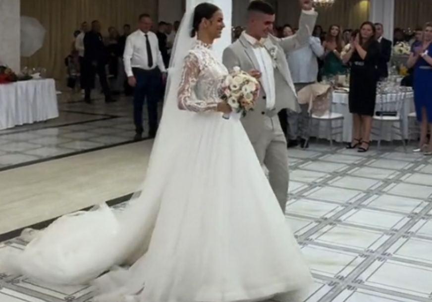 (VIDEO) ORIGINALNI I SVOJI Ovaj par je za prvi ples izabrao neobičnu numeru, na društvenim mrežama sakupili MILIONSKE PREGLEDE
