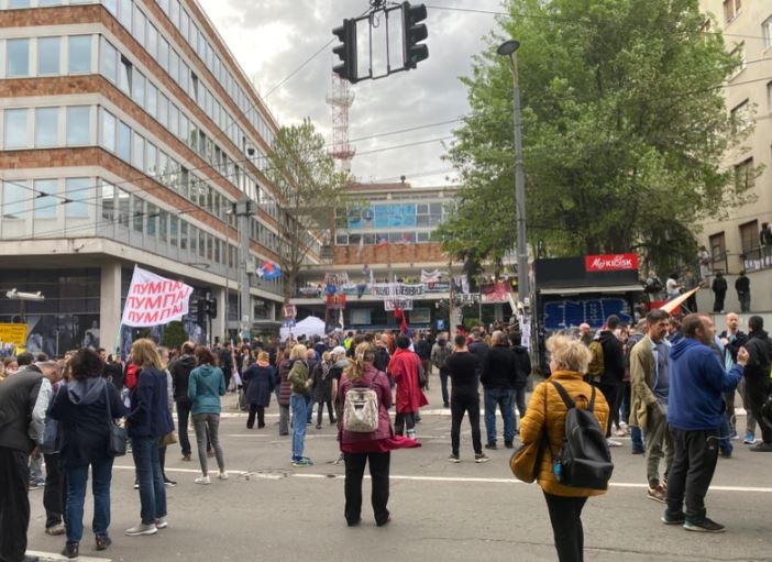 (FOTO) Blokada RTS se nastavlja, nije emitovan Jutarnji program: Na glavnom ulazu veliki broj studenata i građana, BLOKIRANE 2 ulice
