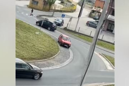(VIDEO) Neće njemu niko govoriti KAKO SE VOZI U KRUŽNOM TOKU: Crvenim "jugom" prkosio pravilima, popriječio i izašao kako je naumio