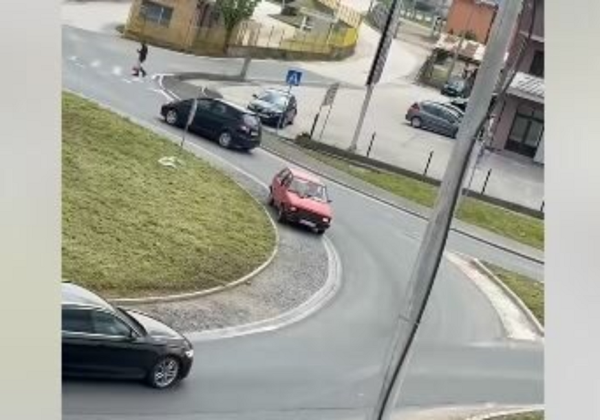 (VIDEO) Neće njemu niko govoriti KAKO SE VOZI U KRUŽNOM TOKU: Crvenim "jugom" prkosio pravilima, popriječio i izašao kako je naumio