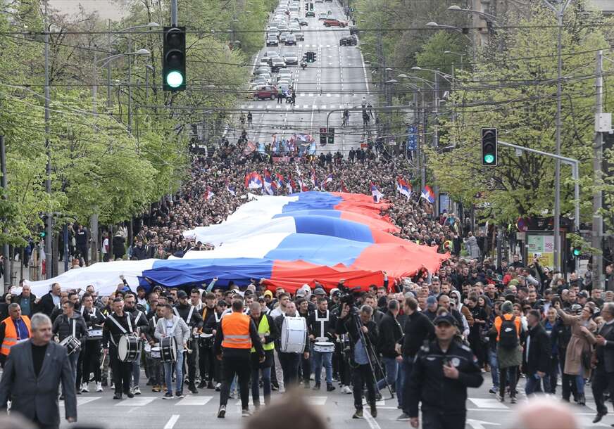 (FOTO) Počeo sabor "Ne damo Srbiju": U prisustvu Vučića razvijena najduža državna zastava u istoriji