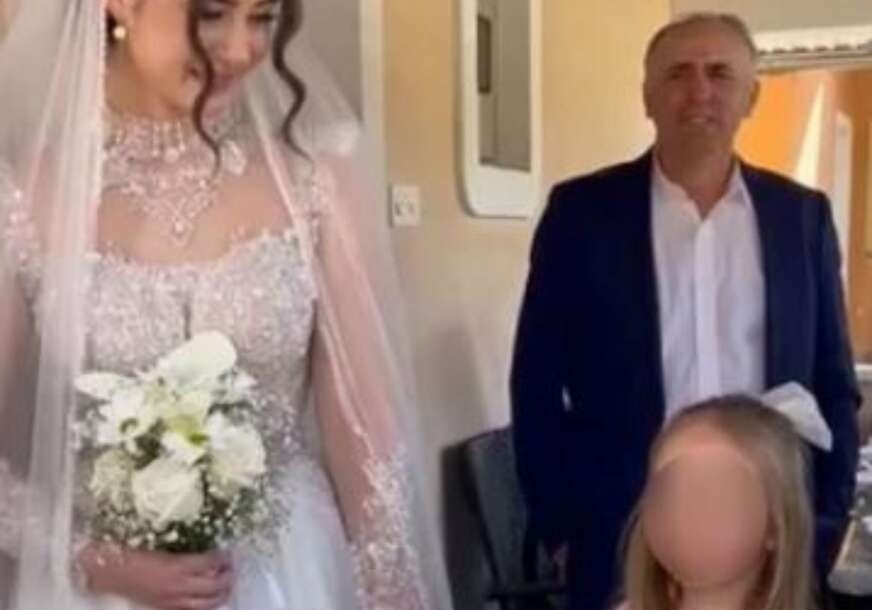 djevojčica drži govor tokom vjenčanja tetke