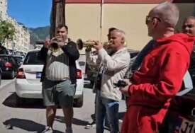 (VIDEO) „IZAĐI, MALA, IZAĐI BAR NA ČAS“ Mostarac uz trubače i pjesmu proslavio razvod