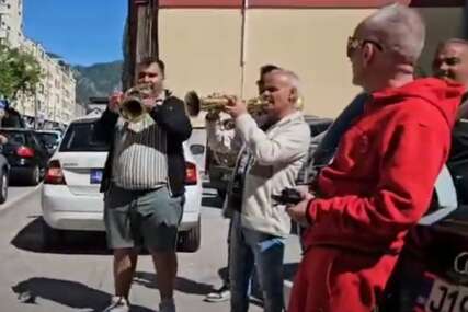 (VIDEO) „IZAĐI, MALA, IZAĐI BAR NA ČAS“ Mostarac uz trubače i pjesmu proslavio razvod