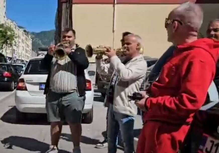 (VIDEO) „IZAĐI, MALA, IZAĐI BAR NA ČAS“ Mostarac uz trubače i pjesmu proslavio razvod