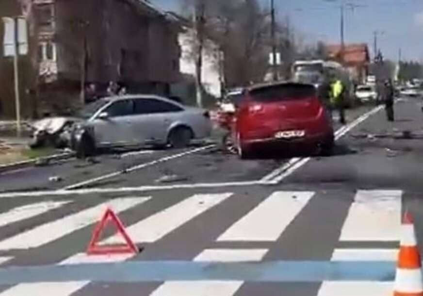 TEŠKA NESREĆA U SARAJEVU Povrijeđene 2 osobe, trolejbuski saobraćaj blokiran