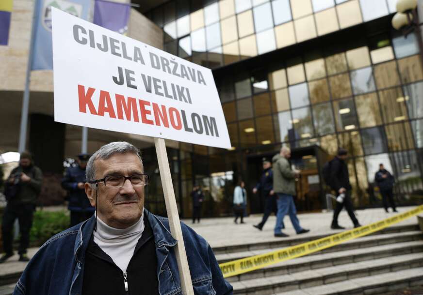 (FOTO) "CIJELA DRŽAVA JE VELIKI KAMENOLOM" Protest radnika, penzionera i privrednika ispred Parlamenta FBiH, ovo su ključni zahtjevi prema vlastima
