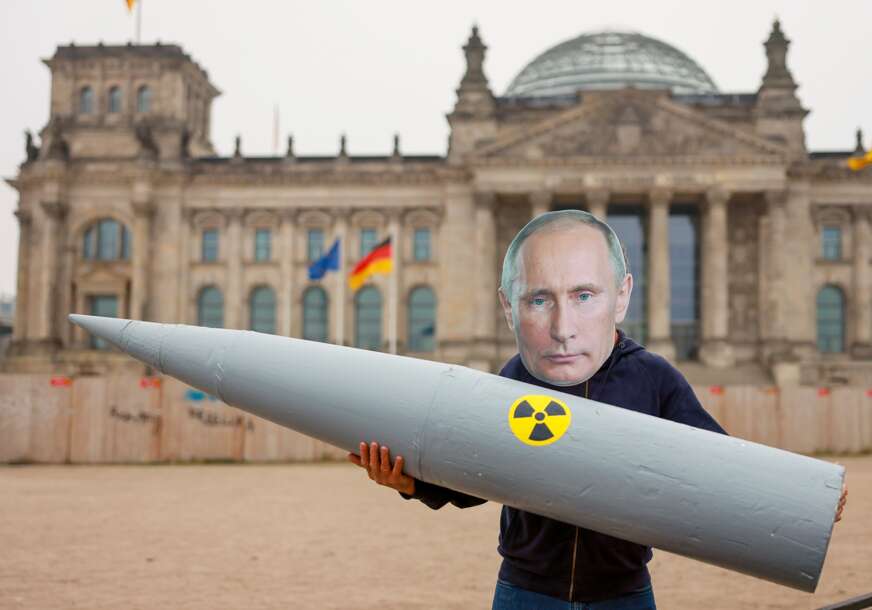 Aktivista sa maskom Putina