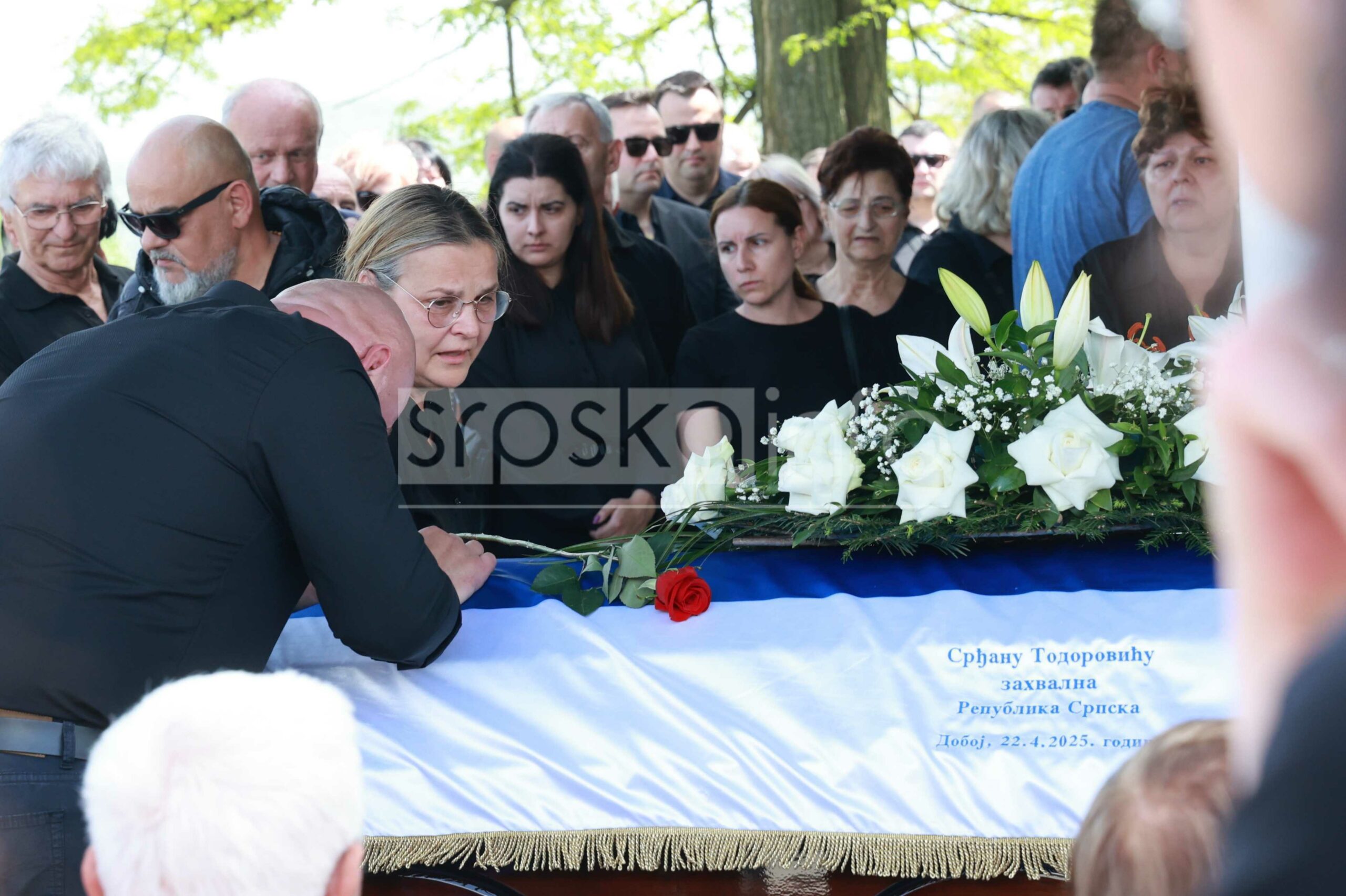 Doboj u tišini, Srđan Todorović i njegova supruga i kćerka ispraćeni na ...