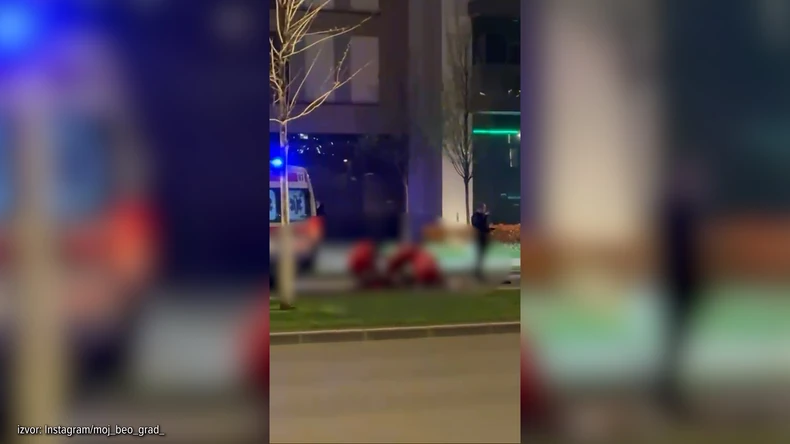 (VIDEO) BORE JOJ SE ZA ŽIVOT Motorom udario ženu koja je pretrčavala izvan pješačkog prelaza, Hitna na licu mjesta