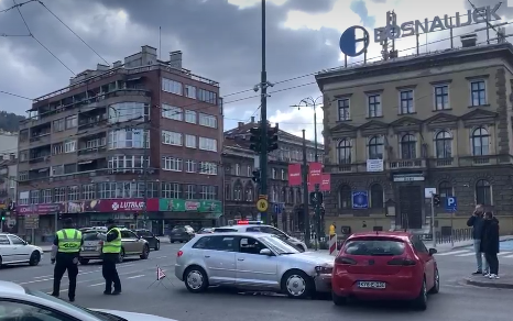 Saobraćajna nesreća u Sarajevu: U sudaru automobila povrijeđena jedna osoba
