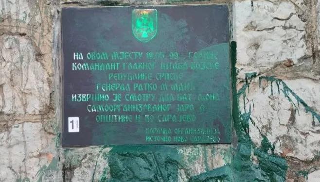 (FOTO) Vandalski čin ili poruka mržnje: Spomen-ploča na Vracama ponovo oštećena