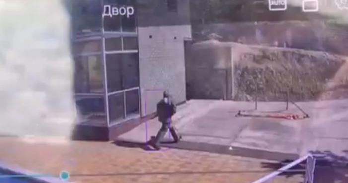 (UZNEMIRUJUĆI VIDEO) Maskirani ubica usmrtio ruskog mafijaša, likvidirao ga u njegovoj vili, policija traga za njim