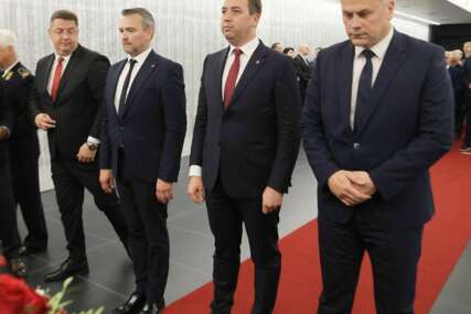(FOTO) Selak nakon obilježavanja Dana Vojske Republike Srpske "Bez sjećanja na žrtve, nema budućnosti za naš narod"